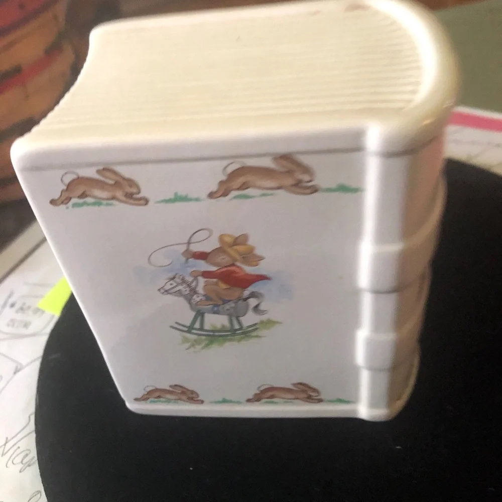 Royal Doultin Bunnykins book bank - Picture 2 of 4